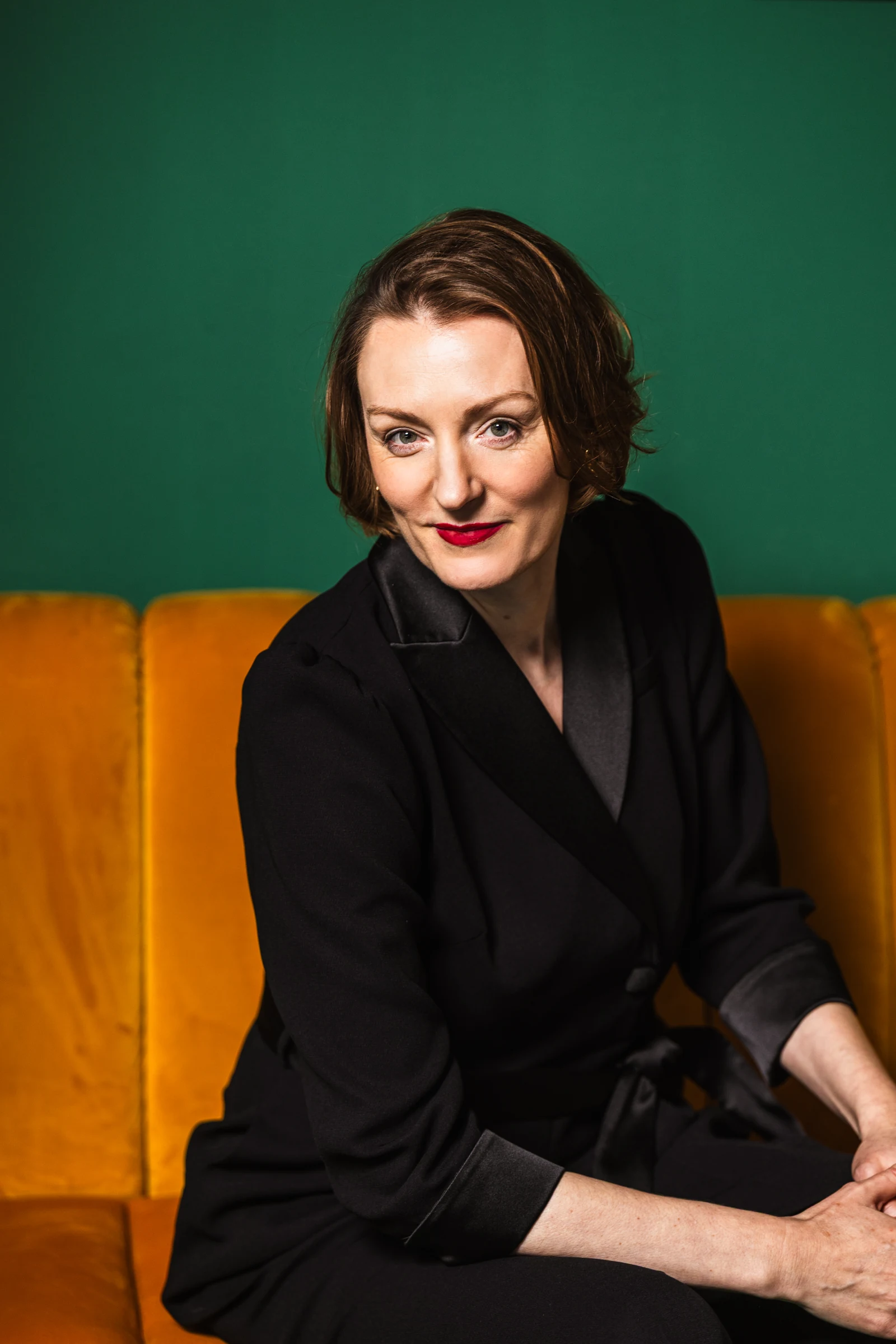 Marie-Luise Steiner — Freie Rednerin, elegantes Portrait auf tannengrünem Hintergrund